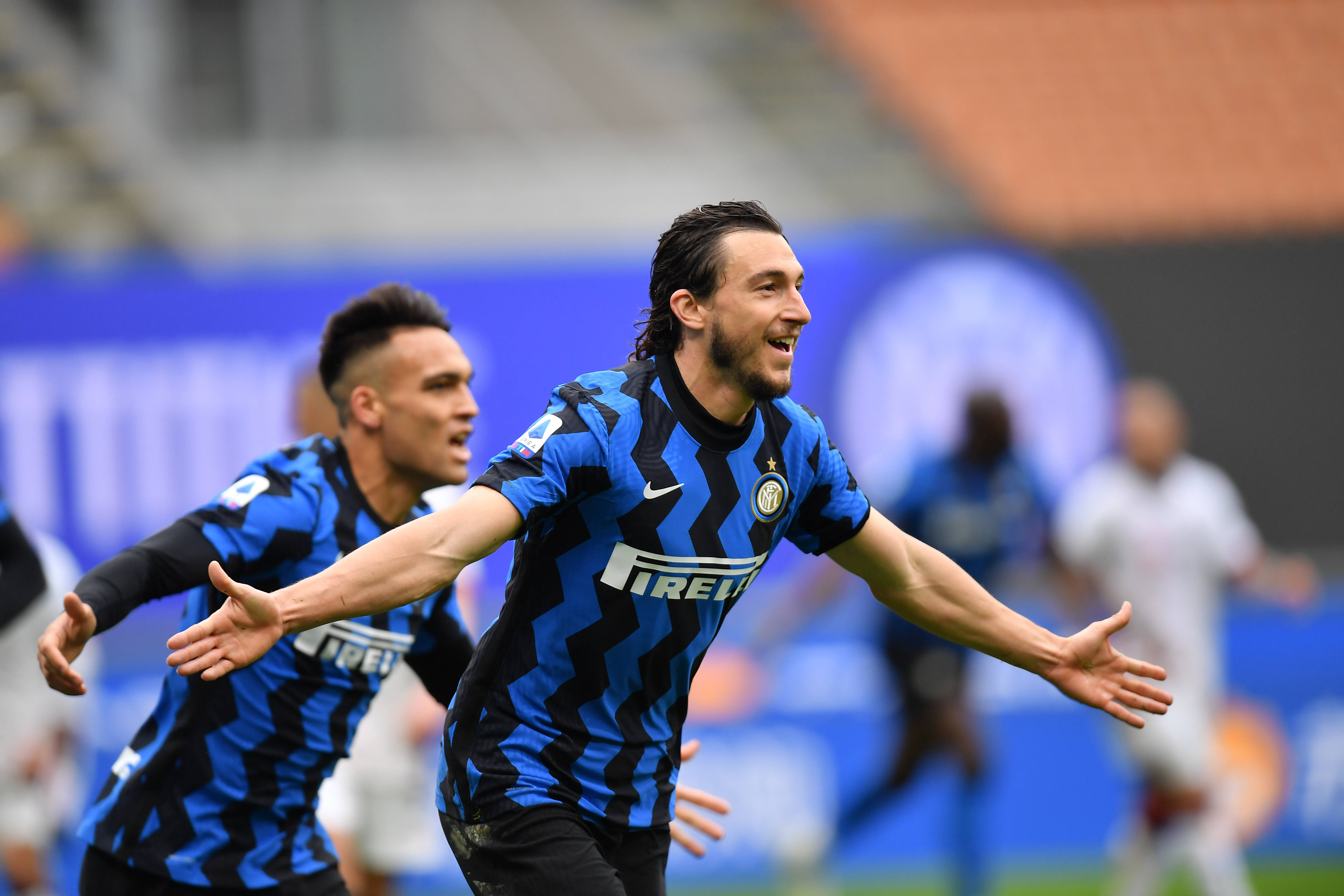 瓜帅：我们要拿98分才能英超夺冠；与摄影师冲突后马上道歉了（瓜迪奥拉：英超夺冠或需98分；与摄影师发生冲突后已迅速致歉）