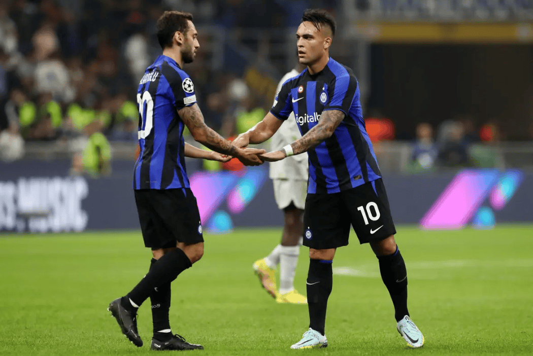 半场： 萨索洛2-1佛罗伦萨，曼德拉戈拉点射，沃尔帕托破门（半场结束，萨索洛2-1领先佛罗伦萨：曼德拉戈拉点球，沃尔帕托建功）