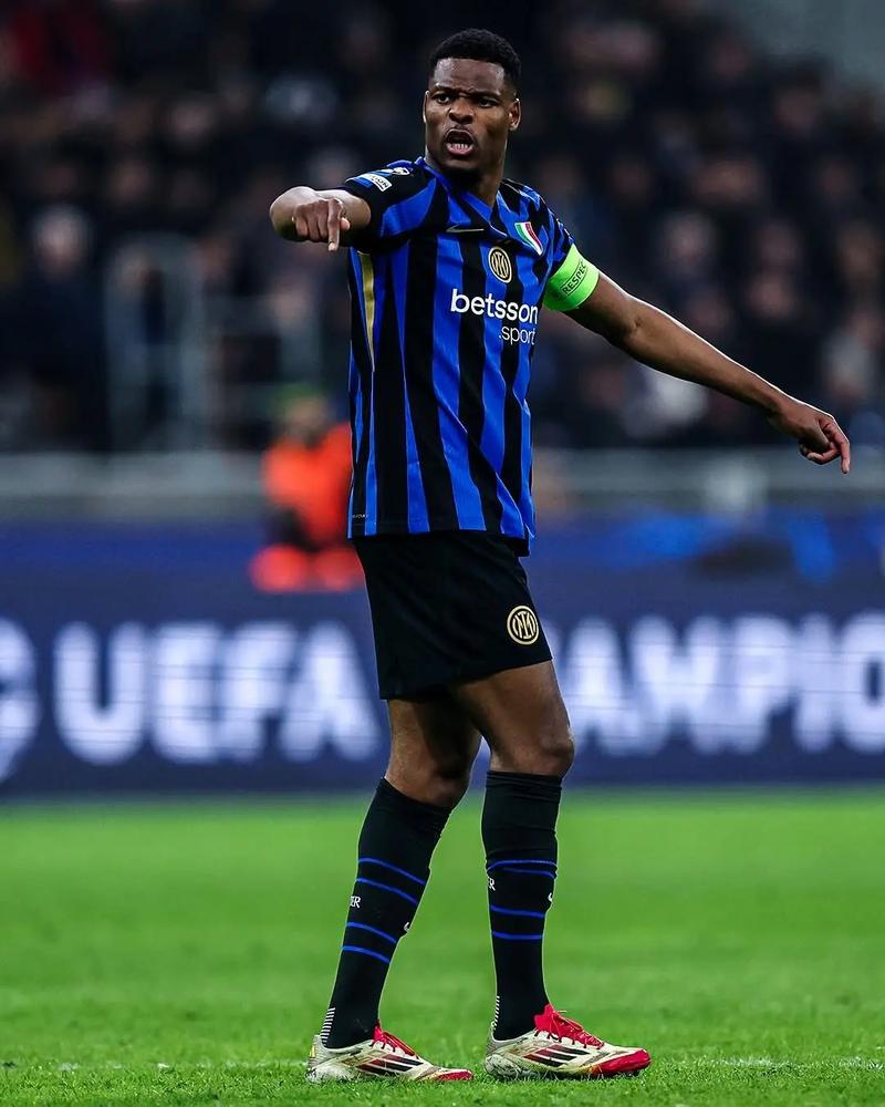 图片报：诺伊尔因伤无缘出战海登海姆，预计能在冬歇期后回归（德媒：诺伊尔因伤缺席对阵海登海姆，预计冬歇期后复出）