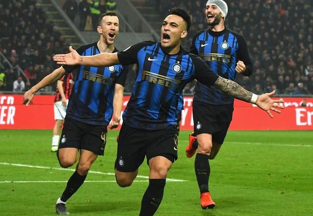 穆帅：当年我给了麦克托米奈生涯首秀，今天他给我他的球衣（穆帅：昔日我助麦克托米奈完成处子秀，今日他以球衣回馈我）