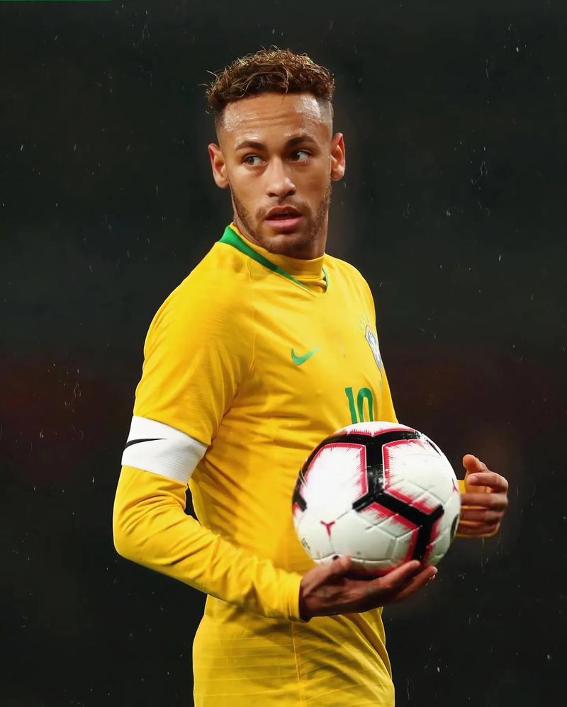 欧文突破防守助攻制胜（欧文突破重围送出致胜助攻）