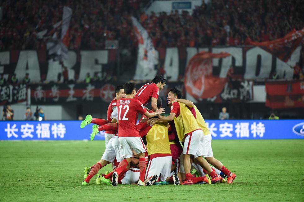 后卫破门后激情亲吻队徽，引球迷共鸣（后卫进球后深情亲吻队徽，点燃球迷共鸣）