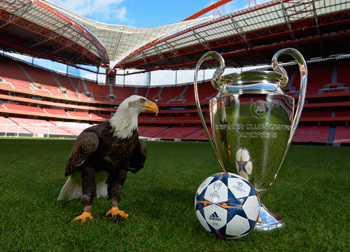 曼联、利物浦近五轮各1胜，英超积分榜曼联积22分，领先利物浦。（英超近五轮曼联与利物浦各仅一胜，曼联22分暂压利物浦）