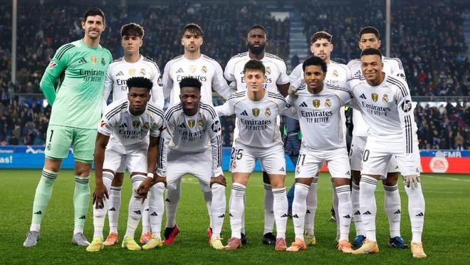 利物浦主帅斯洛特欢迎萨拉赫回归，但其状态仍存疑，萨拉赫将对阵布莱顿，未来决定尚不确定。（利物浦主帅斯洛特欢迎萨拉赫归队，状态仍成疑；将战布莱顿，未来未明）