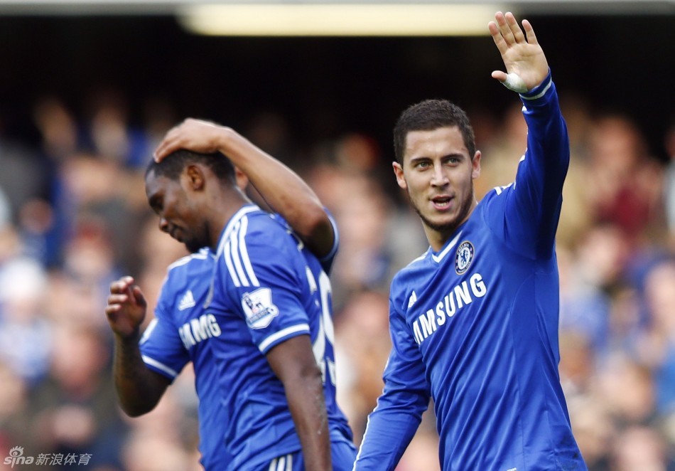 记者：曼联正在物色明年引进的防线球员，名单上大约有10人（记者称曼联已启动明年后防引援搜寻，候选名单约10人）